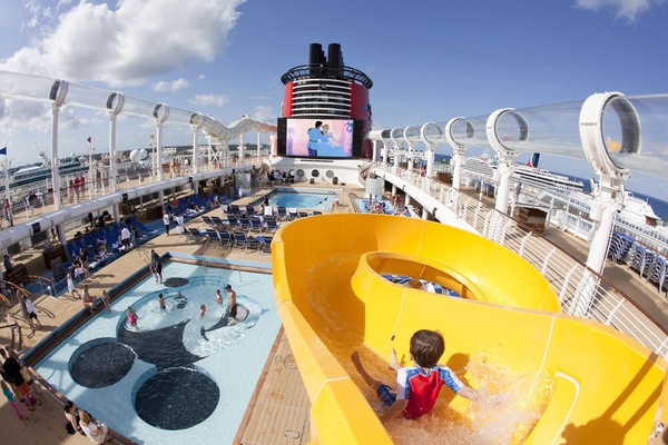 Toboggan et Piscine Disney