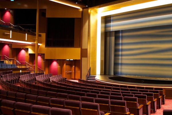 Image Ovation of the Seas 17