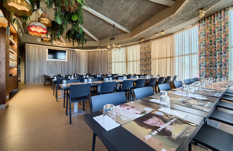 Restaurants - 16